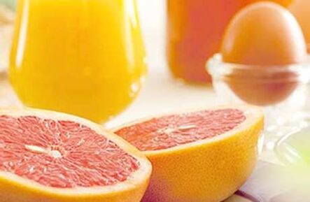 hetzelfde ontbijt met eieren en fruit